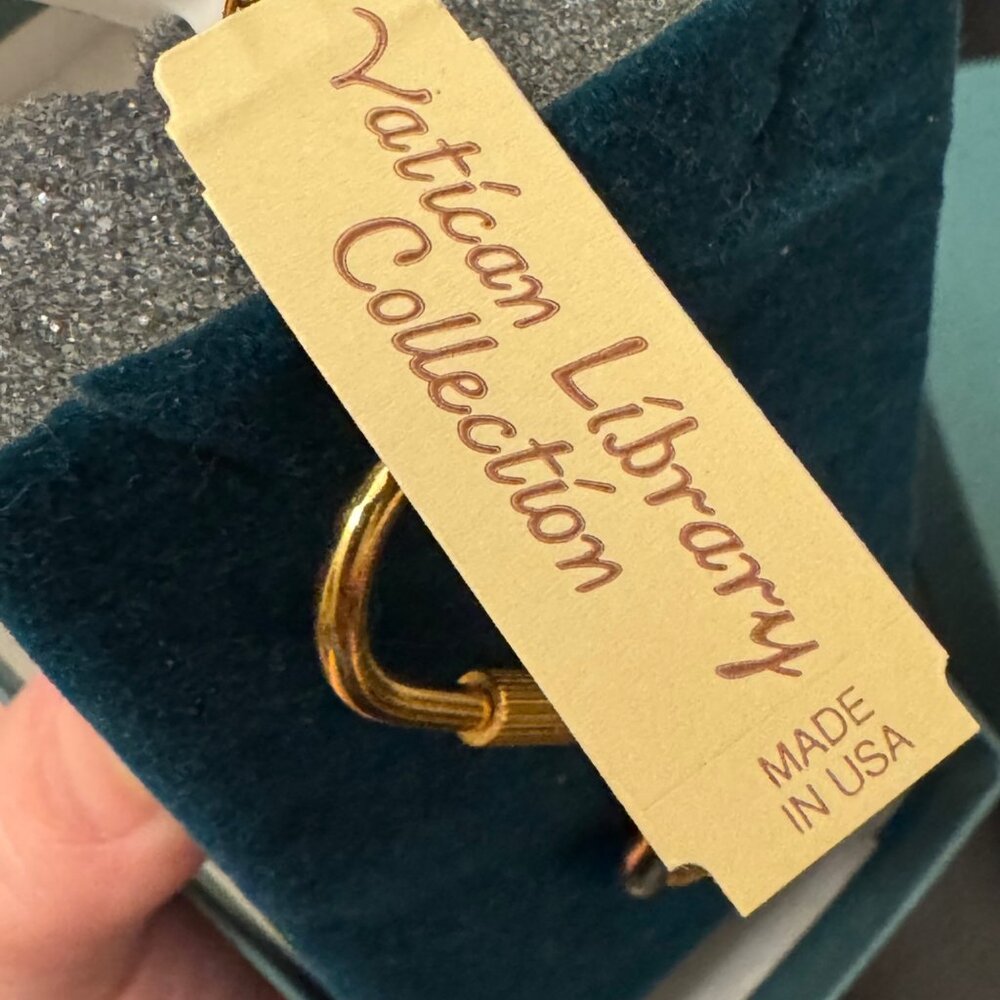 Vatican Library Collection Goldtone Fish Medallion Keyring With Crystal Accents - Picture 6 of 8